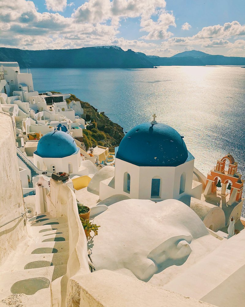 Γαλάζιοι τρούλοι εκκλησίας πάνω από τη θάλασσα