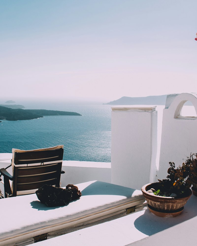 Λευκή βεράντα με μπουκαμβίλια και θέα στη θάλασσα
